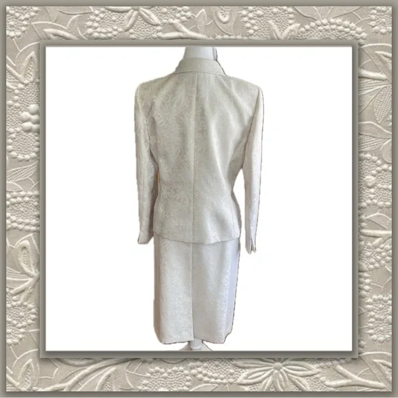 Le Suit Beige Damask Two-Piece Skirt Suit Set – Size 12 Petite